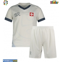 Schweiz Auswärts Trikotsatz Kinder EM 2024 Kurzarm (+ Kurze Hosen)